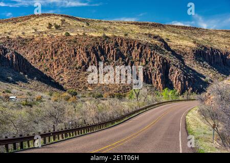 Vulkanische Felsklippen am Limpia Canyon, Texas 17 Highway in der Nähe von Fort Davis, Davis Mountains, Texas, USA Stockfoto