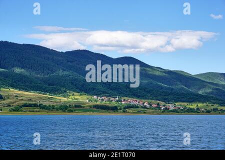 Schöne Aussicht vom Dospat Stausee in Bulgarien Stockfoto