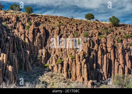 Vulkanische Felsklippen am Limpia Canyon in der Nähe von Fort Davis, Davis Mountains, Texas, USA Stockfoto