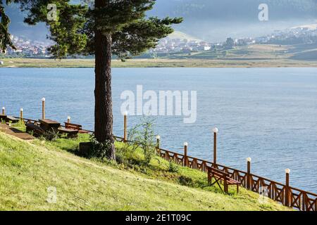 Schöne Aussicht vom Dospat Stausee in Bulgarien Stockfoto