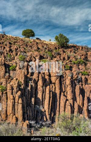 Vulkanische Felsklippen am Limpia Canyon in der Nähe von Fort Davis, Davis Mountains, Texas, USA Stockfoto