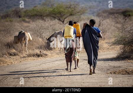 Lake eyasi, Arusha, Tansania - 04. Oktober 2020 : junge Datoga Mädchen gehen, um Wasser aus dem nächsten Dorf Brunnen zu holen Stockfoto