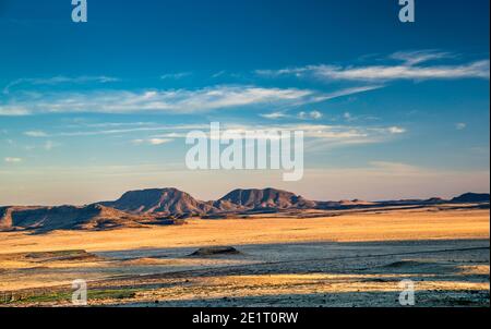 Die Haystacks entfernte Bergkette in der Chihuahuan-Wüste, bei Sonnenuntergang vom Aussichtspunkt im Davis Mountains State Park, Texas, USA, gesehen Stockfoto