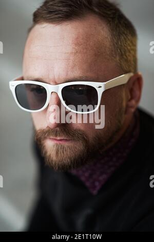 Porträt des bärtigen Mannes. Kerl bärtete in einer Sonnenbrille. Nahaufnahme einer hübschen bärtigen Sonnenbrille Stockfoto