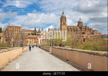 SALAMANCA, Spanien, APRIL - 17, 2016: Die Kathedrale und Brücke Puente Romano über den Fluss Rio Tormes. Stockfoto