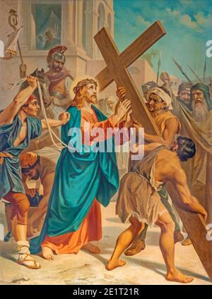 RAVENNA, ITALIEN - 28. JANUAR 2020: Jesus nimmt sein Kreuz in der Kirche Basilica di Santa Maria del Porto an. Stockfoto