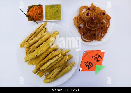 Gujarati berühmte authentische Küche von Fafda, jalebi, kadhi KI chutney, geriebene rohe Papaya und grüne chily. Mit bunten Miniatur-Spielzeug-Drachen 2021 y Stockfoto