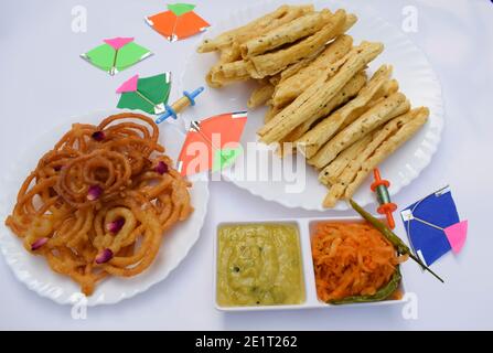 Gujarati berühmte authentische Küche von Fafda, Jalebi, kadhi KI Chutney, geriebene rohe Papaya und grüne Seerose Stockfoto