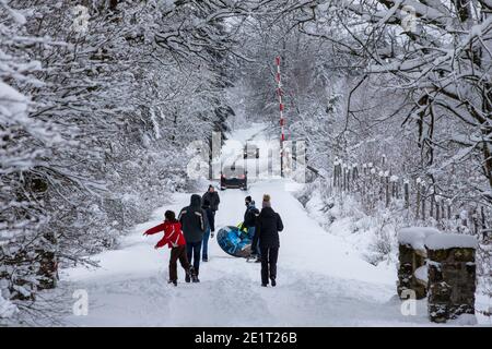 Abbildung zeigt Wanderer, in der Hautes Fagnes - Hoge Venen - High Fens Region, in Ostbelgien, Samstag 09 Januar 2021. Die Straßen und Parkplätze Stockfoto