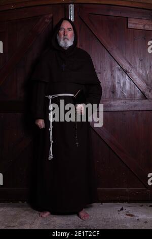 Franziskanermönch, barfuß, mit seiner bibel. Stockfoto