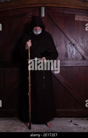 Franziskanermönch, barfuß, mit seiner bibel. Stockfoto