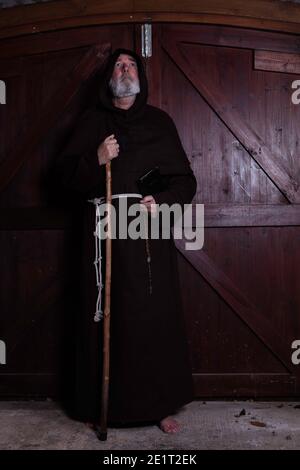 Franziskanermönch, barfuß, mit seiner bibel. Stockfoto