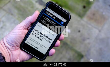 London, Großbritannien, Januar 09 2021, Mobiltelefon oder Smartphone zeigt öffentliche Gesundheit Regierungsberatung bei der Bekämpfung der Coronavirus Covid-19 Pandemie Stockfoto