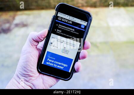 London, Großbritannien, Januar 09 2021, Mobiltelefon oder Smartphone zeigt öffentliche Gesundheit Regierungsberatung bei der Bekämpfung der Coronavirus Covid-19 Pandemie Stockfoto