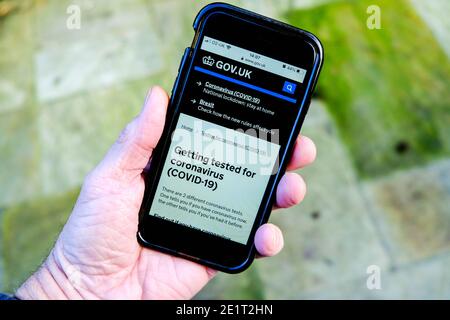 London, Großbritannien, Januar 09 2021, Mobiltelefon oder Smartphone zeigt öffentliche Gesundheit Regierungsberatung bei der Bekämpfung der Coronavirus Covid-19 Pandemie Stockfoto