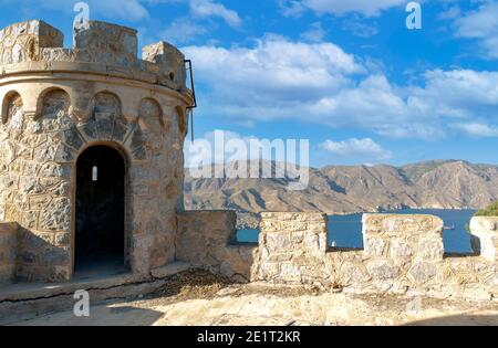 Wachturm Bereich der mittelalterlichen Festung namens los castillitos zur Verteidigung in der mediterranen Stadt Cartagena gebaut, Stockfoto