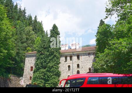 Rila, Bulgarien - 23. Juli 2017: Touristen besuchen Rila Kloster, das älteste und größte Kloster in Bulgarien.auch bekannt als Kloster der Heiligen IVA Stockfoto