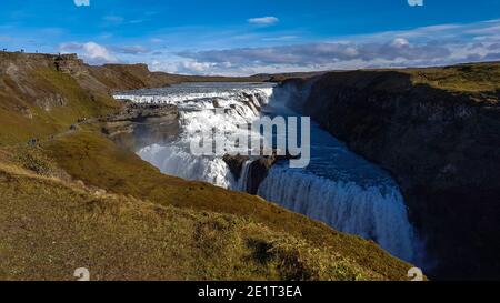 Landschaftsfotografie von Wasserfällen während einer alleinfahrenden Fahrt durch die Landschaft Island Stockfoto