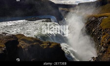 Landschaftsfotografie von Wasserfällen während einer alleinfahrenden Fahrt durch die Landschaft Island Stockfoto