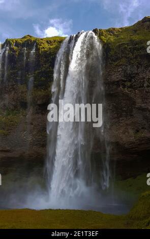 Landschaftsfotografie von Wasserfällen während einer alleinfahrenden Fahrt durch die Landschaft Island Stockfoto