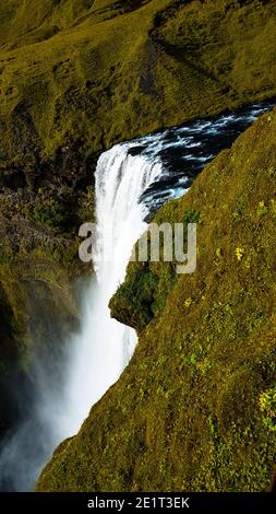 Landschaftsfotografie von Wasserfällen während einer alleinfahrenden Fahrt durch die Landschaft Island Stockfoto