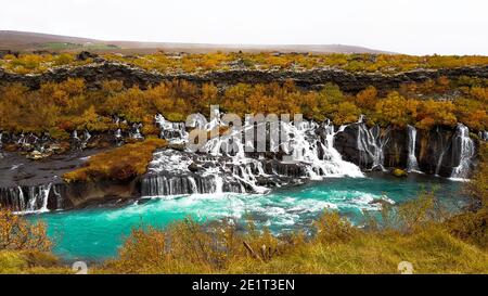 Landschaftsfotografie von Wasserfällen während einer alleinfahrenden Fahrt durch die Landschaft Island Stockfoto