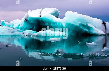 Gletscher bedeckt gefrorenen See während einer Solo-Road-Trip quer Island Stockfoto
