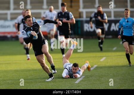 Newcastle, Großbritannien. Dezember 2020. NEWCASTLE UPON TYNE, ENGLAND. 9. JANUAR Adam Radwan von Newcastle Falcons verlässt Jonny May von Gloucester Rugby Greifen an der Luft während der Gallagher Premiership-Spiel zwischen Newcastle Falcons und Gloucester Rugby im Kingston Park, Newcastle am Samstag 9. Januar 2021. (Kredit: Chris Lishman, MI News) Kredit: MI Nachrichten & Sport /Alamy Live Nachrichten Stockfoto