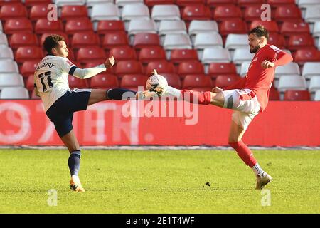 NOTTINGHAM, ENGLAND. 9. JANUAR Josh Murphy von Cardiff City kämpft mit Carl Jenkinson (16) von Nottingham Forest während des FA Cup Spiels zwischen Nottingham Forest und Cardiff City am City Ground, Nottingham am Samstag, 9. Januar 2021. (Kredit: Jon Hobley - MI News) Kredit: MI Nachrichten & Sport /Alamy Live Nachrichten Stockfoto