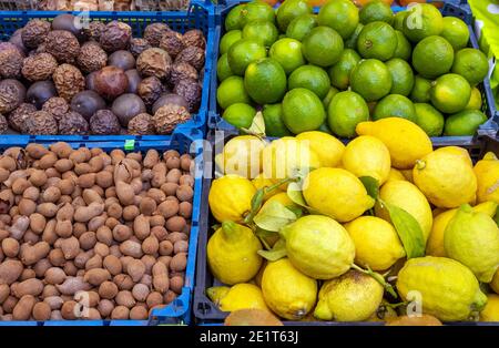 Passionsfrüchte, Tamarinden und Zitronen zum Verkauf auf einem Markt Stockfoto