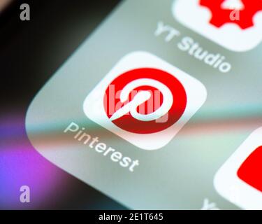 Pinterest-App-Symbol auf dem Apple iPhone-Bildschirm. Pinterest ist ein amerikanischer Image-Sharing- und Social-Media-Service. Stockfoto