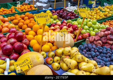 Verschiedene Arten von Früchten zum Verkauf auf einem Markt Stockfoto