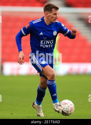 Timothy Castagne von Leicester City während des Emirates FA Cup-Spiels in der dritten Runde im bet365 Stadium, Stoke. Stockfoto