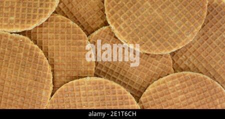 Stapel von Niederländischen stroopwafel Cookies oder karamell Waffeln isoliert auf Weiss. Stockfoto
