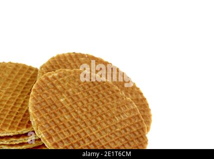 Stapel von Niederländischen stroopwafel Cookies oder karamell Waffeln isoliert auf Weiss. Stockfoto