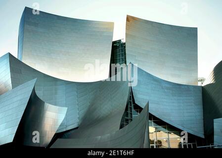 Edelstahldetails der Walt Disney Concert Hall, entworfen von Frank Gehry. Los Angeles, Kalifornien. August 2019 Stockfoto
