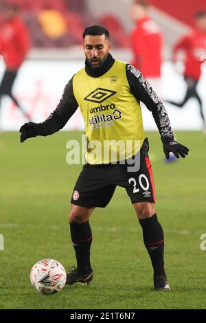 London, Großbritannien. Januar 2021. Saman Ghoddos von Brentford erwärmt sich während des 3. Runde Spiels des FA Cup zwischen Brentford und Middlesbrough am 9. Januar 2021 im Brentford Community Stadium, London, England. Foto von Ken Sparks. Nur redaktionelle Verwendung, Lizenz für kommerzielle Nutzung erforderlich. Keine Verwendung bei Wetten, Spielen oder Veröffentlichungen einzelner Vereine/Vereine/Spieler. Kredit: UK Sports Pics Ltd/Alamy Live Nachrichten Stockfoto