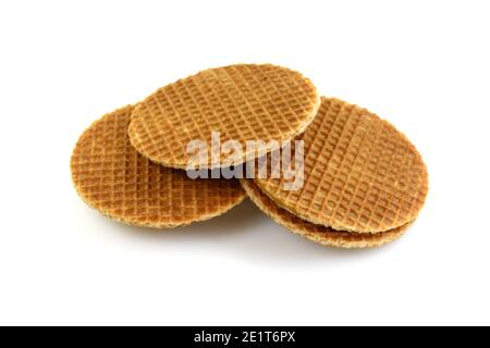 Stapel von Niederländischen stroopwafel Cookies oder karamell Waffeln isoliert auf Weiss. Stockfoto