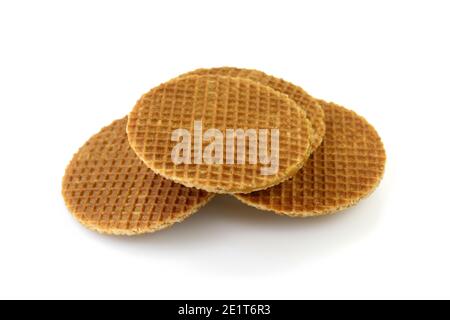Stapel von Niederländischen stroopwafel Cookies oder karamell Waffeln isoliert auf Weiss. Stockfoto