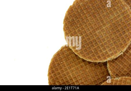 Stapel von Niederländischen stroopwafel Cookies oder karamell Waffeln isoliert auf Weiss. Stockfoto
