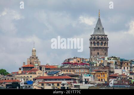 Istanbul, Türkei - 13. Juni 2011: Istanbul Stadtbild in der Türkei mit Galata Tower, 14. Jahrhundert Wahrzeichen in der Mitte. Im Hintergrund ist das h Stockfoto