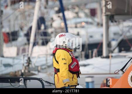 Sovereign Harbour, Eastbourne, East Sussex, Großbritannien. Januar 2021. Mehr als dreißig Migranten kommen an Bord eines RNLI-Rettungsboots an dieser South Coast Marina an. Die Geretteten, darunter eine Reihe von Kindern, waren von einem Schiff, das die vielbefahrene Schifffahrt des Ärmelkanals überquerte. Grenztruppen, die von der Sussex-Polizei und der RNLI unterstützt wurden, waren an diesem eisigen Nachmittag vor Ort, um die geretteten an Land zu bringen. Quelle: Alan Fraser/Alamy Live News Stockfoto