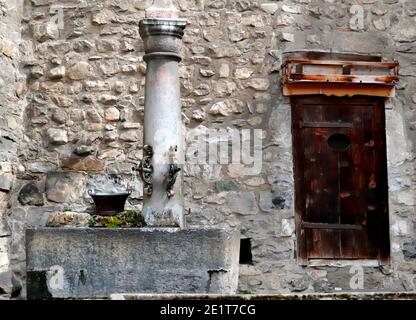 Brunnen und Becken in einem Burghof Stockfoto