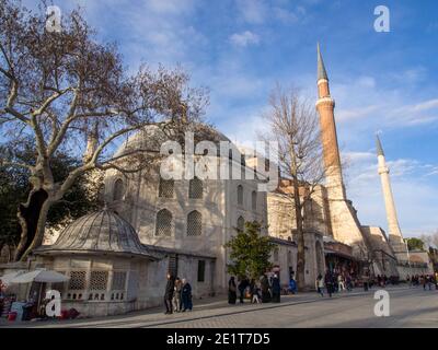 Istanbul/Türkei -25. Januar 2014: Steingräber der Sultane, Außenmauern der Hagia Sophia, in Istanbul, Türkei Stockfoto