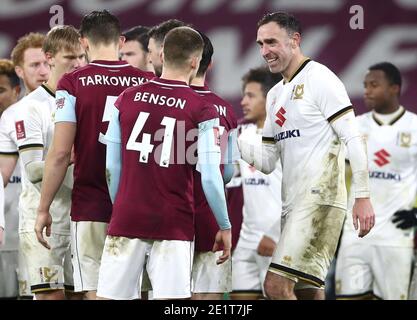 Milton Keynes Dons' Richard Keogh (rechts) schüttelt nach dem letzten Pfiff beim dritten Lauf des Emirates FA Cup in Turf Moor, Burnley, die Hände mit Burnley-Spielern. Stockfoto