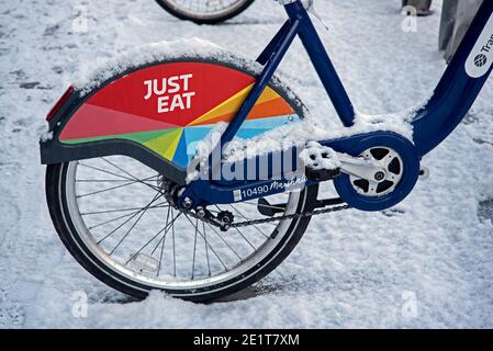 Essen Sie einfach Fahrrad mit einer Schneedecke. Edinburgh, Schottland, Großbritannien. Stockfoto