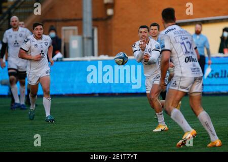 Newcastle, Großbritannien. Dezember 2020. NEWCASTLE UPON TYNE, ENGLAND. JAN 9. Jonny May of Gloucester Rugby füttert Mark Atkinson of Gloucester Rugby während des Gallagher Premiership-Spiels zwischen Newcastle Falcons und Gloucester Rugby im Kingston Park, Newcastle am Samstag, 9. Januar 2021. (Kredit: Chris Lishman, MI News) Kredit: MI Nachrichten & Sport /Alamy Live Nachrichten Stockfoto