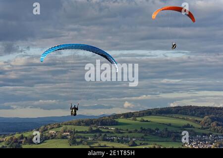 Gleitschirmfliegen von Selsley Hill, Gloucestershire, Großbritannien, Oktober. Stockfoto