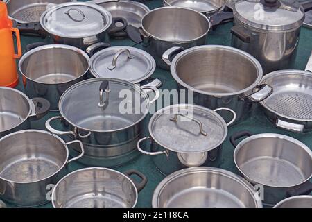 Gebrauchte Edelstahl-Metall-Kochtöpfe mit Deckel Stockfoto