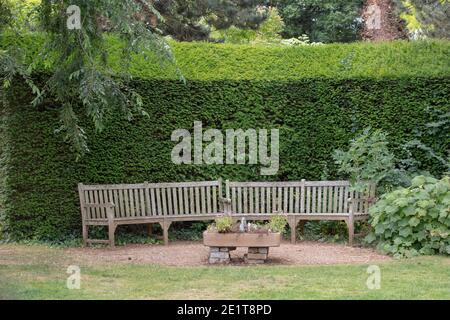 Holzbänke in Myddelton House Gardens. Stockfoto